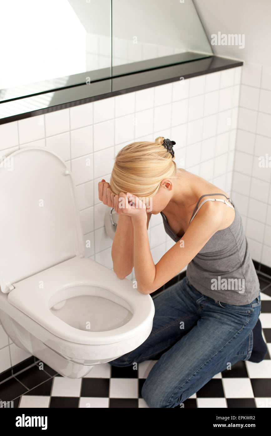 Disperato anoressica giovane donna alla toilette Foto Stock