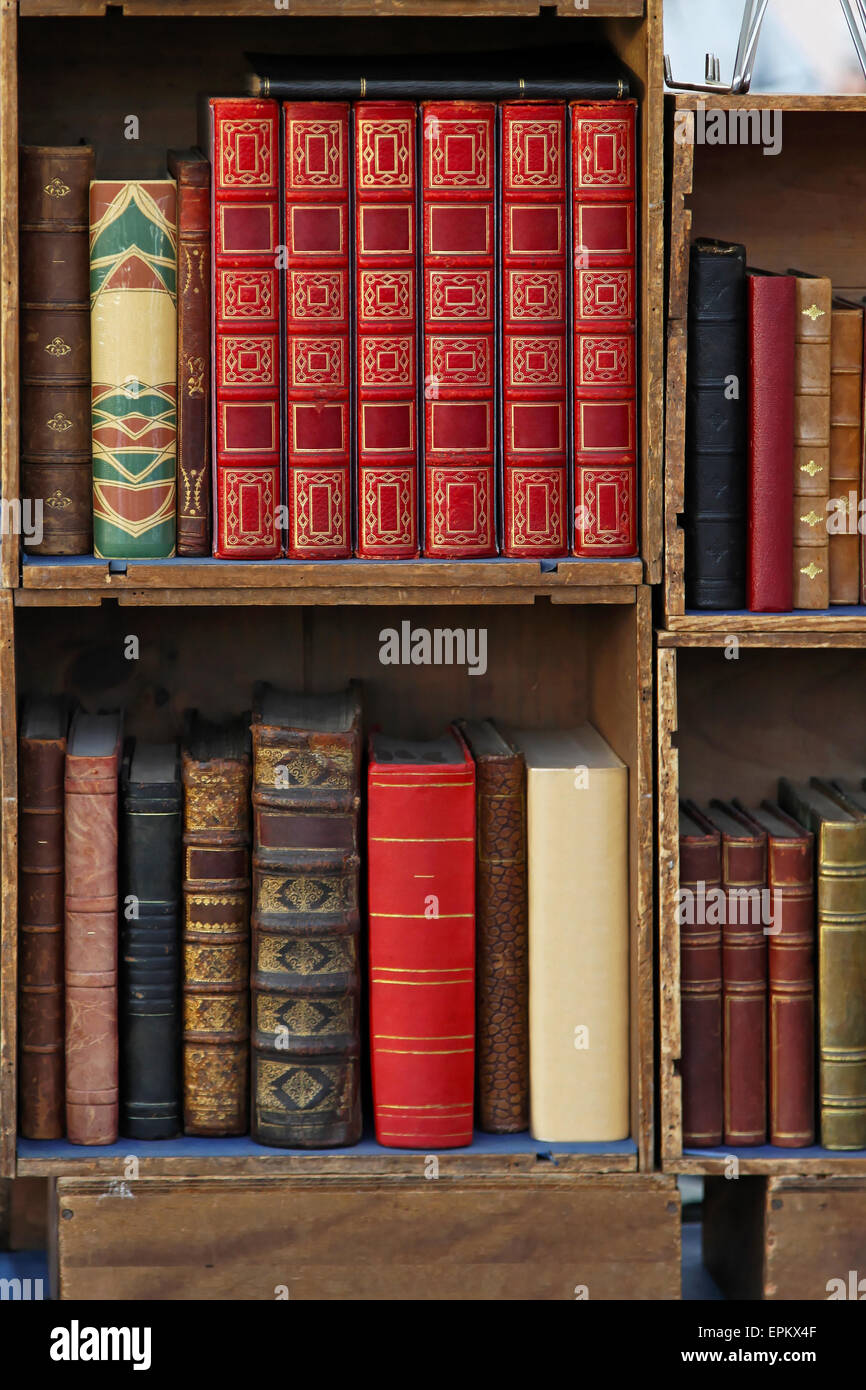 Una piccola biblioteca con libri antichi Foto Stock