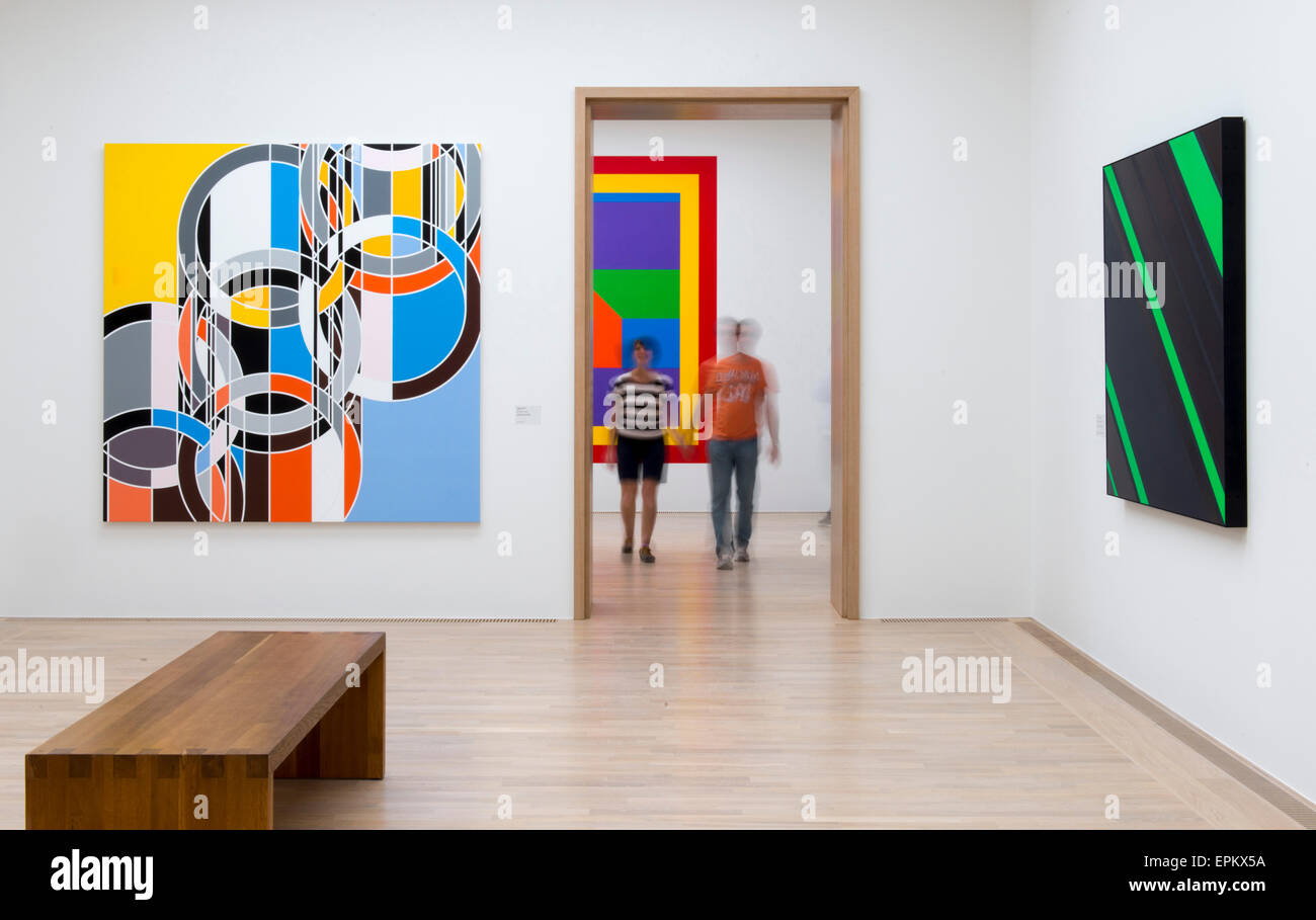 L'arte astratta opere su pareti bianche minimalista galleria di arte moderna, Lenbachhaus, Monaco di Baviera, Germania Foto Stock