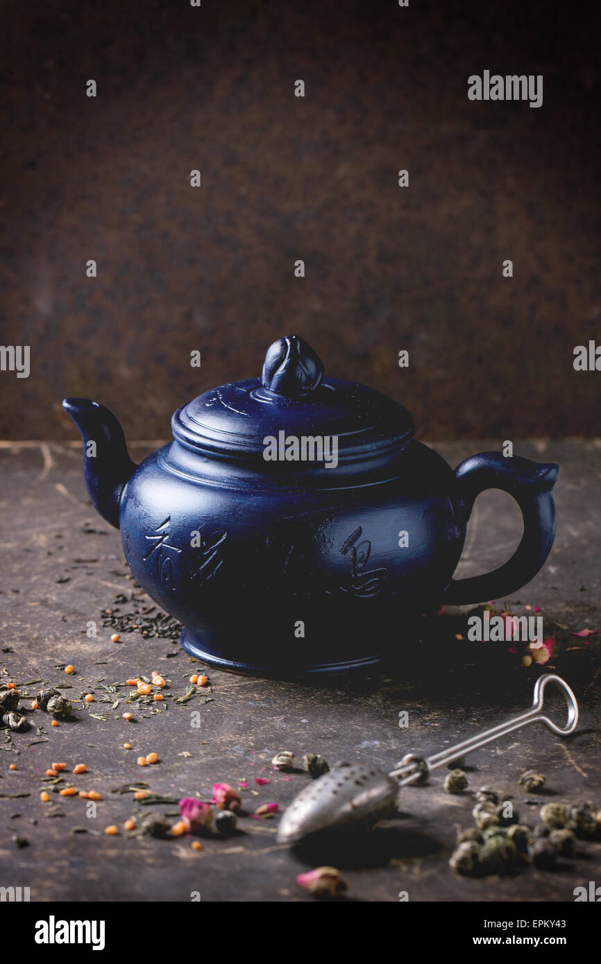 Teiera e foglie di tè Foto Stock