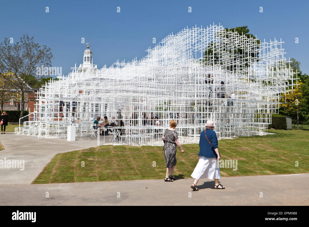 Gli ospiti passano la serpentina Pavilion 2013, Kensington Gardens, Londra W2, Inghilterra. Foto Stock