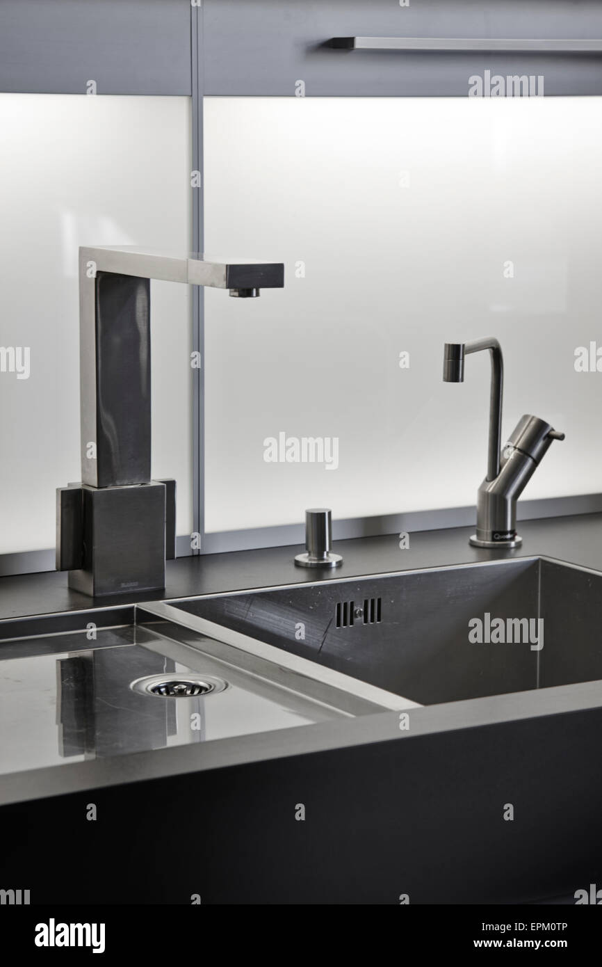 Dettaglio del lavello in cucina moderna unità, Cat Hill Granaio, South Yorkshire, Inghilterra, Regno Unito Foto Stock