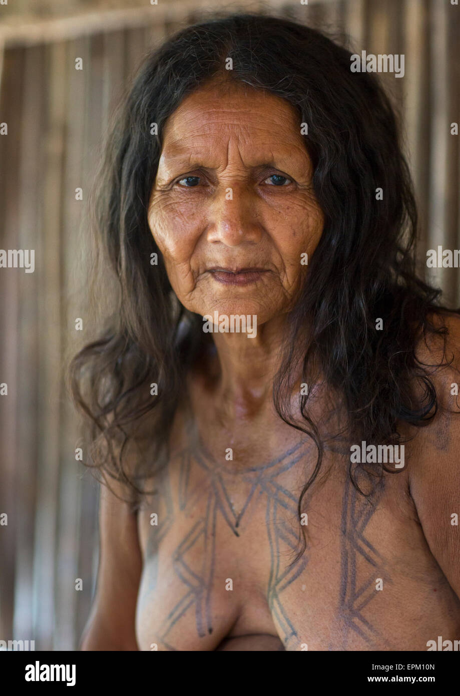 Panama, Provincia di Darien, Puerta Lara, donna di Wounaan comunità native con inchiostro di tatuaggi Foto Stock