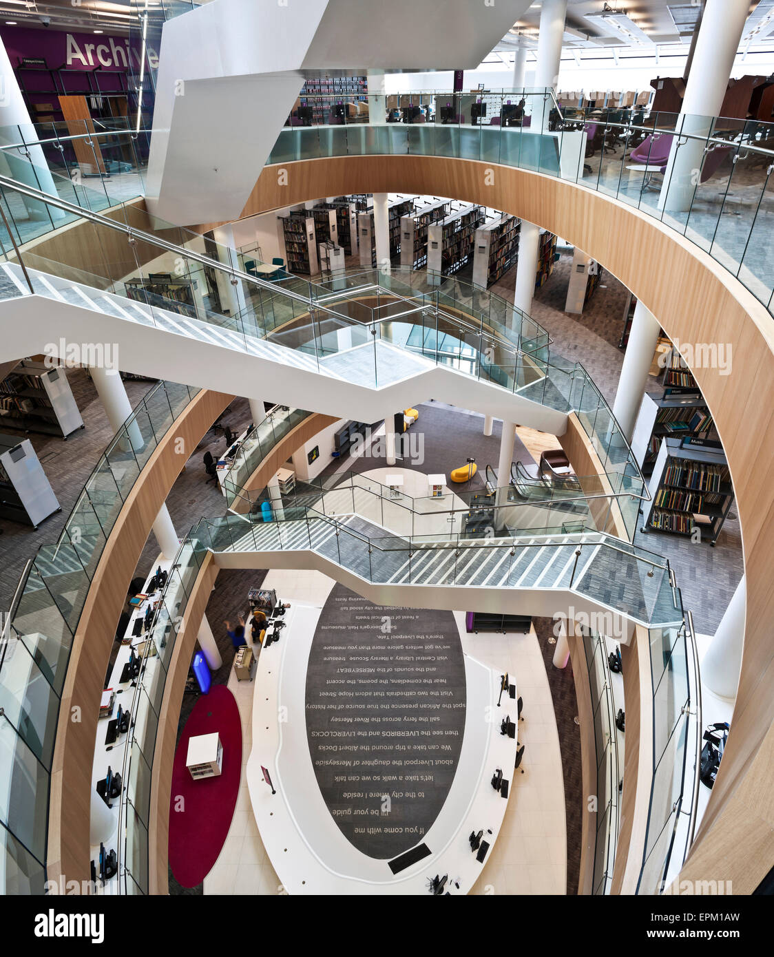Vista in elevazione di atrium e scala in Liverpool Central Library, England, Regno Unito Foto Stock