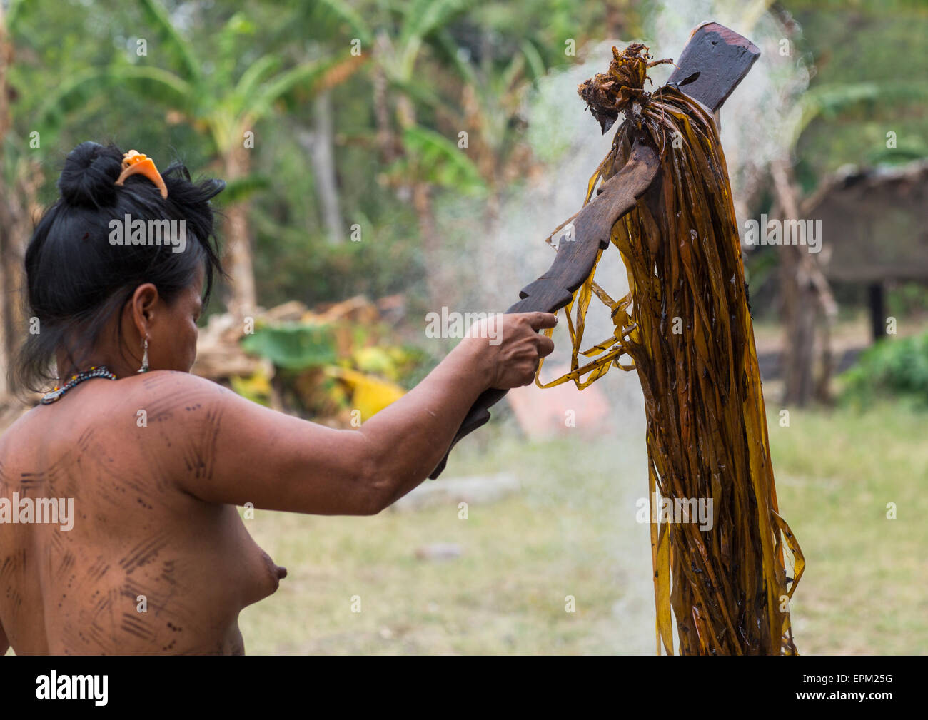 Panama, Provincia di Darien, Puerta Lara, Wounaan tribù donna Usinf uno speciale bastone di legno per tingere i vestiti Foto Stock