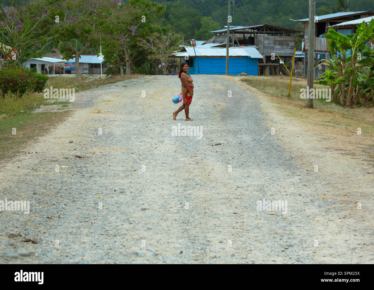 Panama, Provincia di Darien, Puerta Lara, Wounaan tribù donna nel mezzo di una strada in un villaggio Foto Stock
