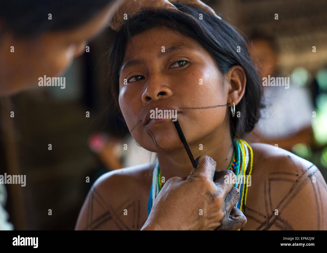 Panama, Provincia di Darien, Bajo Chiquito, donna dei nativi Indiani della tribù Embera Ceremonially è decorata con Jagua Bodypaint Foto Stock