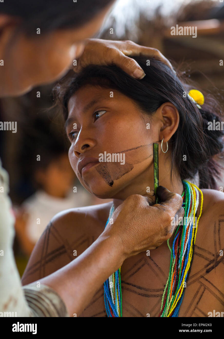 Panama, Provincia di Darien, Bajo Chiquito, donna dei nativi Indiani della tribù Embera Ceremonially è decorata con Jagua Bodypaint Foto Stock