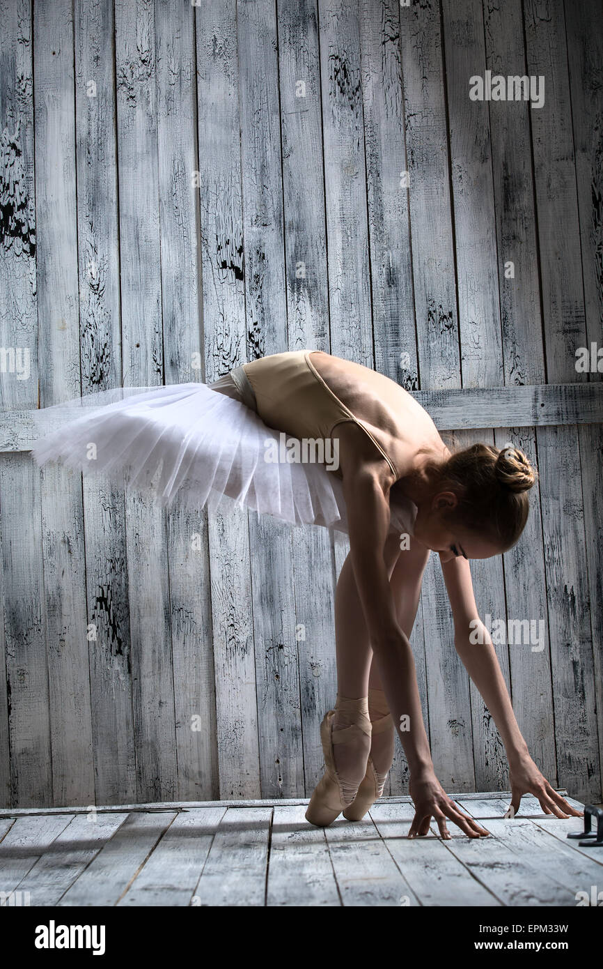 Ballerina vestita di bianco tutu rende sporgersi in avanti Foto Stock