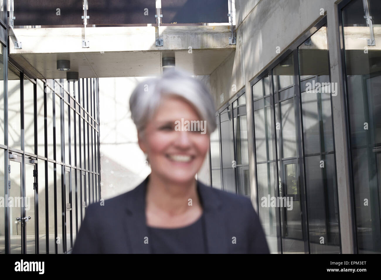 Donna di carriera nella moderna architettura Foto Stock