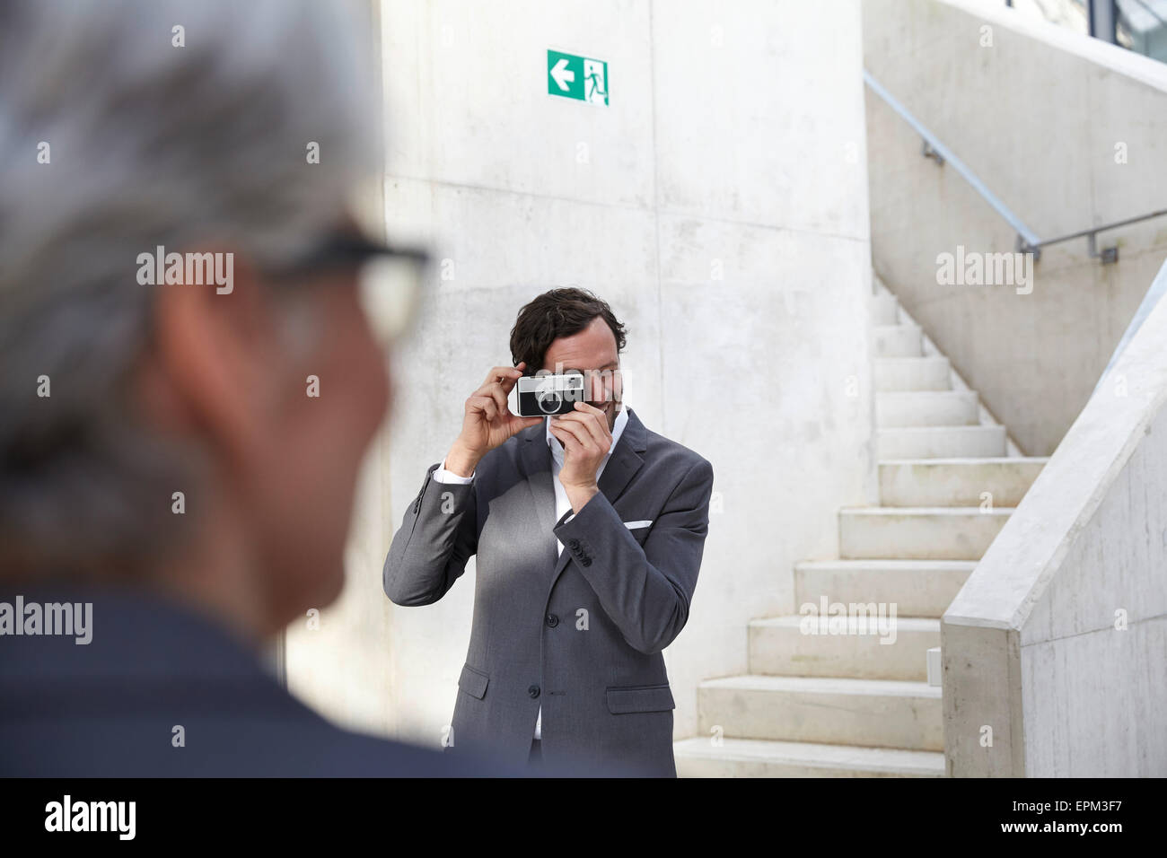 Imprenditore a fotografare il suo collega di sesso femminile con la fotocamera Foto Stock