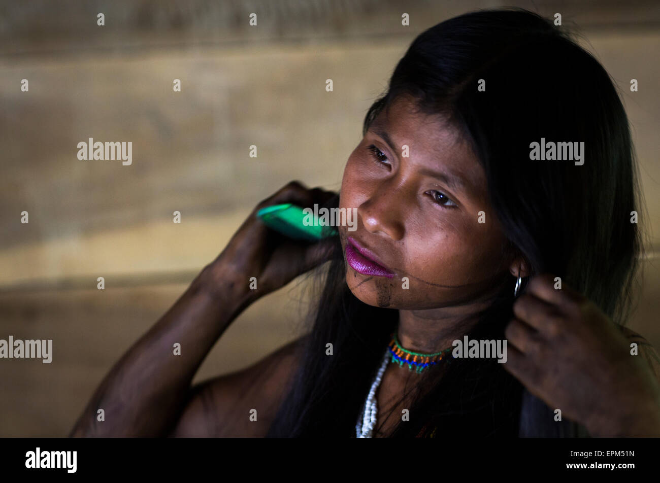 Panama, Provincia di Darien, Bajo Chiquito, donna dei nativi Indiani della tribù Embera pettinare capelli Foto Stock