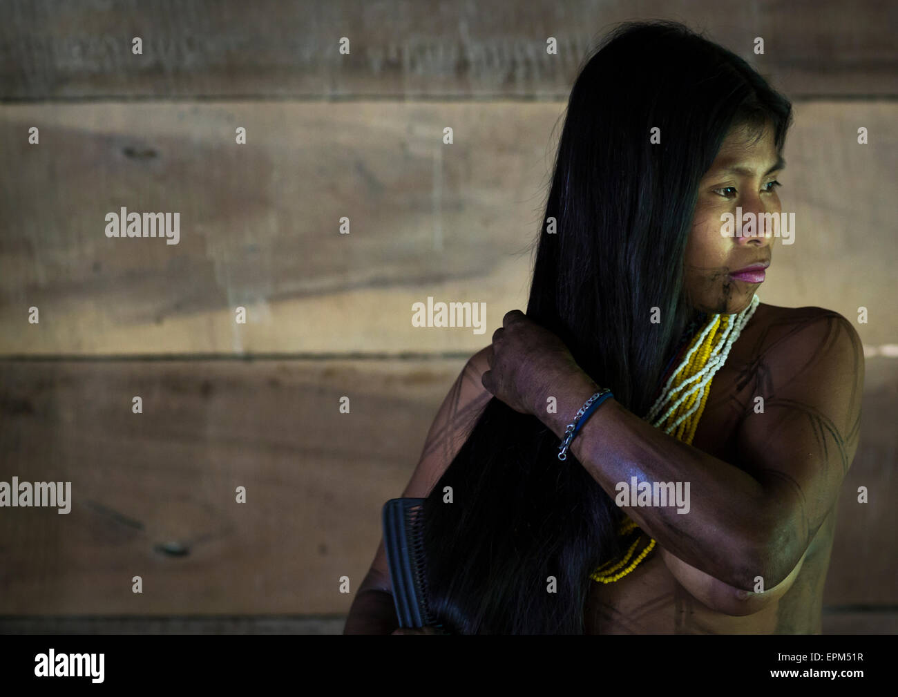 Panama, Provincia di Darien, Bajo Chiquito, donna dei nativi Indiani della tribù Embera pettinare capelli Foto Stock