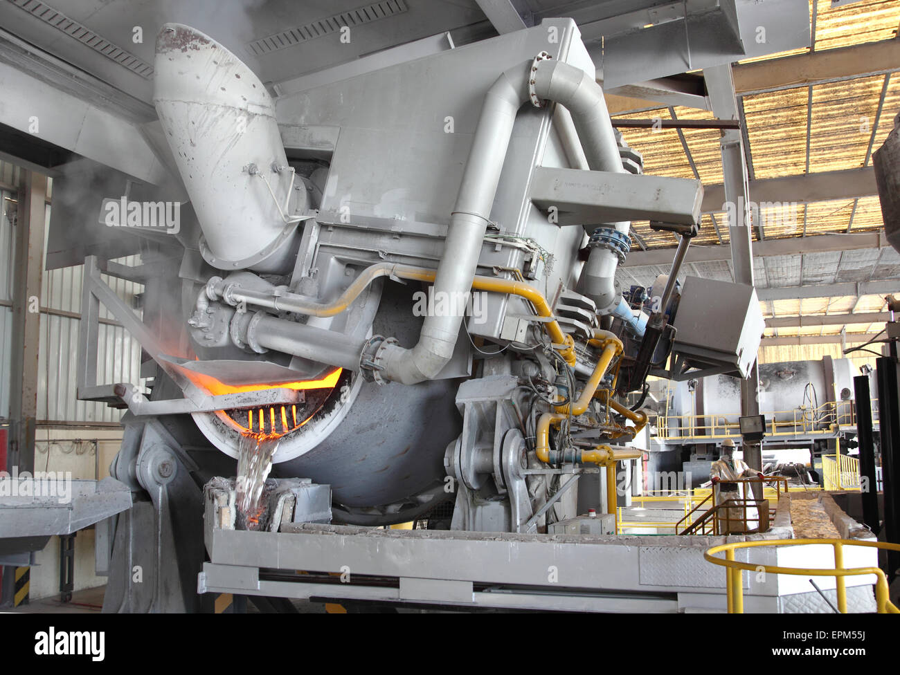 Alluminio fuso fluisce da un metallo forno di ripristino in un grande aluminuim impianto di fusione Foto Stock Alluminio fuso fluisce da un metallo forno di ripristino in un grande aluminuim impianto di fusione Foto Stock