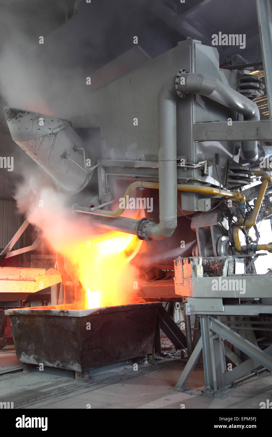 Rifiuti di alluminio viene raccolto in un saltare da un alluminio forno di ripristino in un grande impianto di fusione Foto Stock Rifiuti di alluminio viene raccolto in un saltare da un alluminio forno di ripristino in un grande impianto di fusione Foto Stock