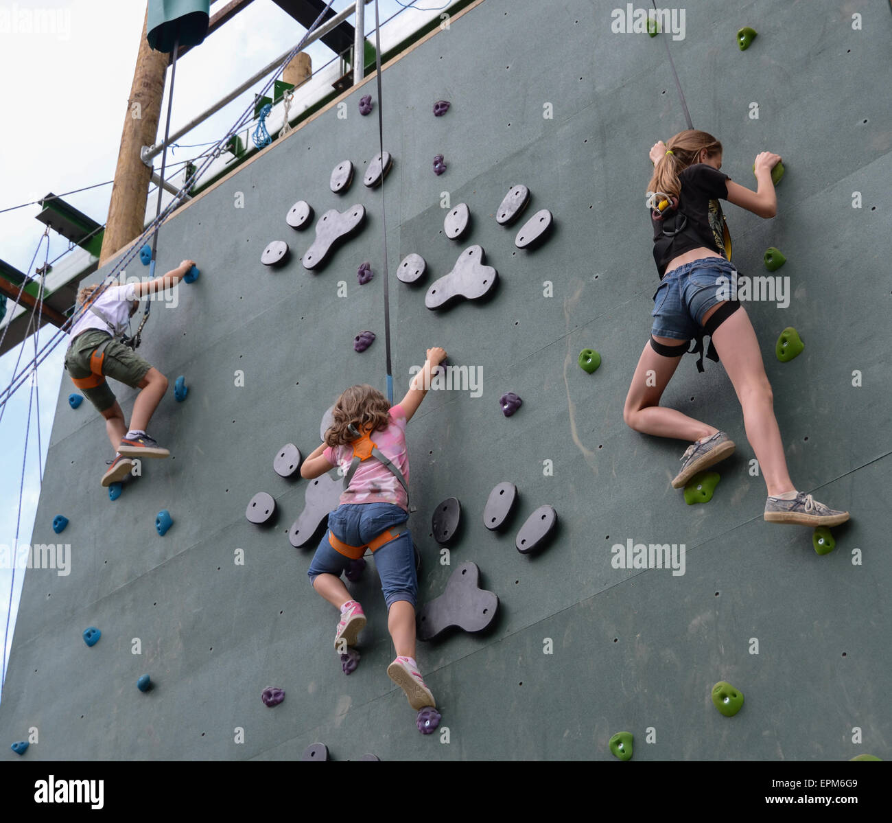 Le giovani ragazze avente un avventura Arrampicata e il passaggio a un parco di divertimento. Qui hanno quasi fatto per la parte superiore della parete. Foto Stock