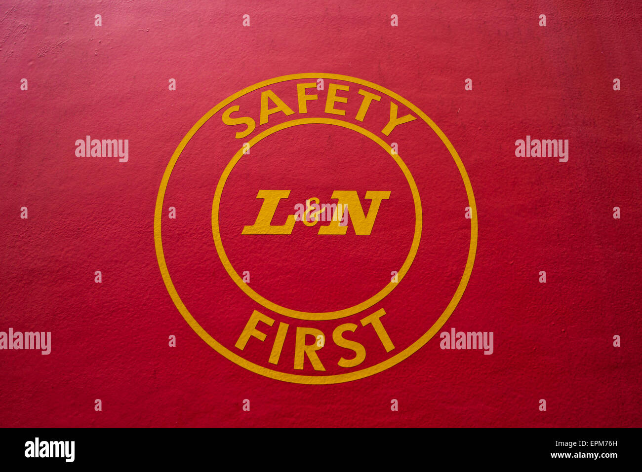 Fino Chiudi immagine dal lato di L&N ferroviario con sicurezza il primo logo Foto Stock