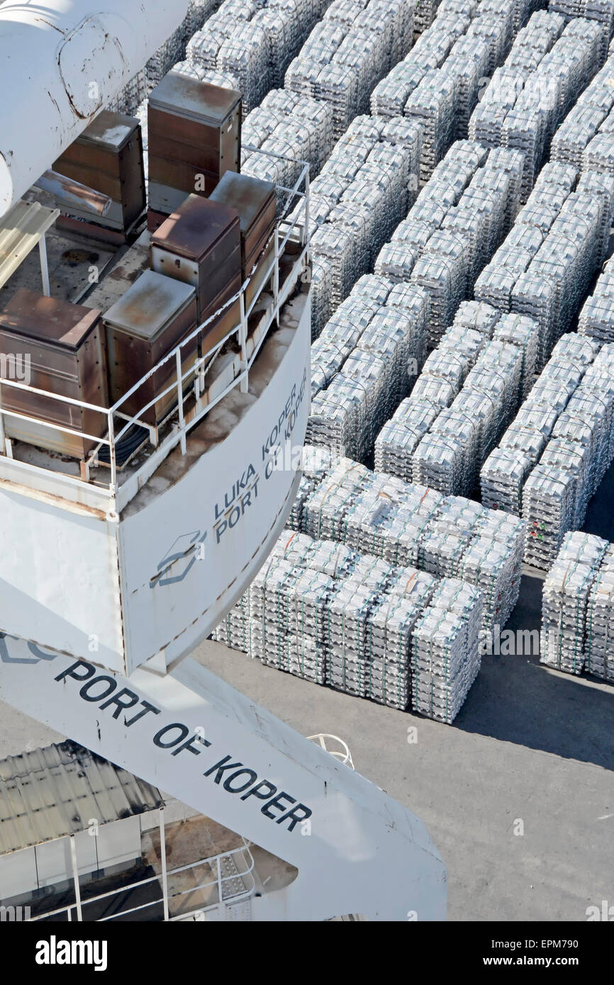 Porto di Capodistria vista dal dock gru guardando giù su pile di lingotti di alluminio sulla banchina in attesa di caricamento Foto Stock