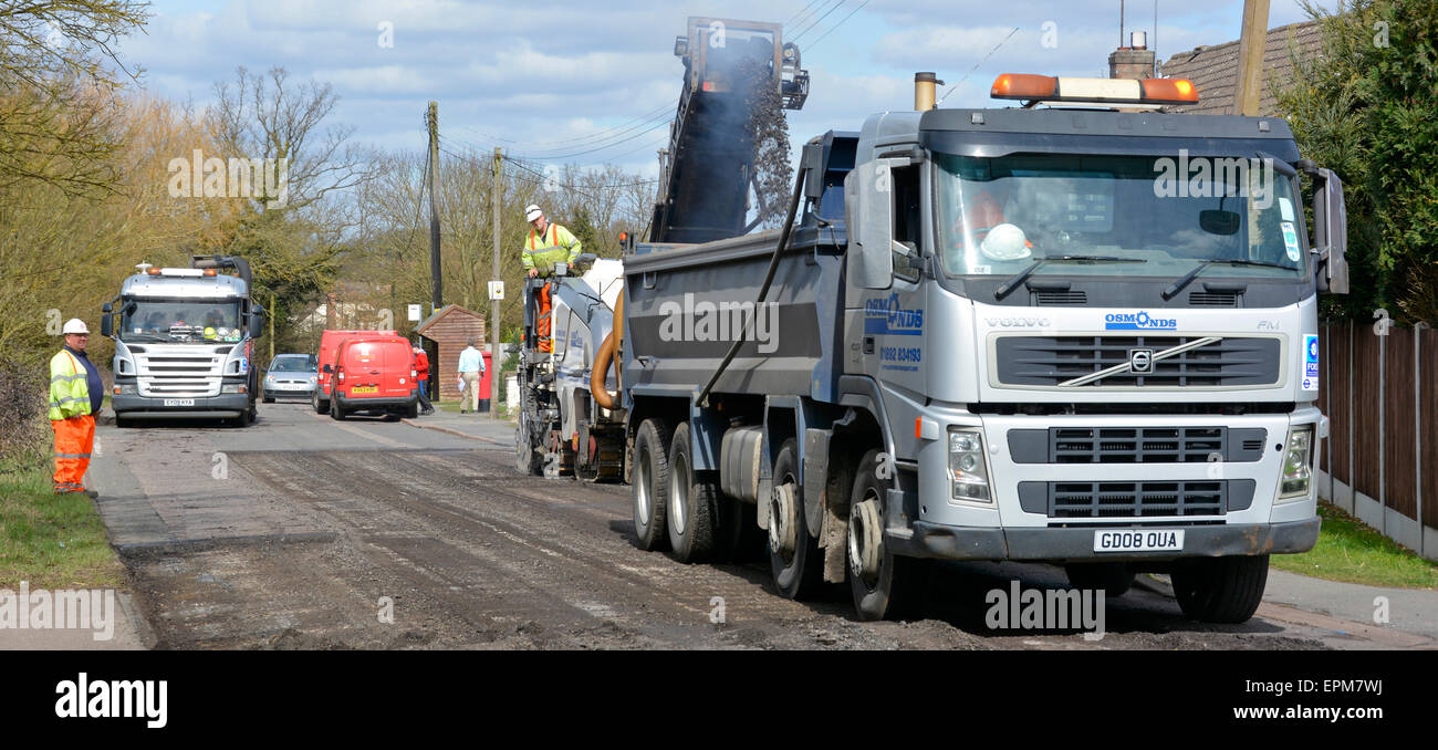 Un ribaltabile essendo caricato con difettoso usura asfalto essendo piallato off in preparazione per il nuovo asfalto Brentwood Essex Inghilterra Foto Stock