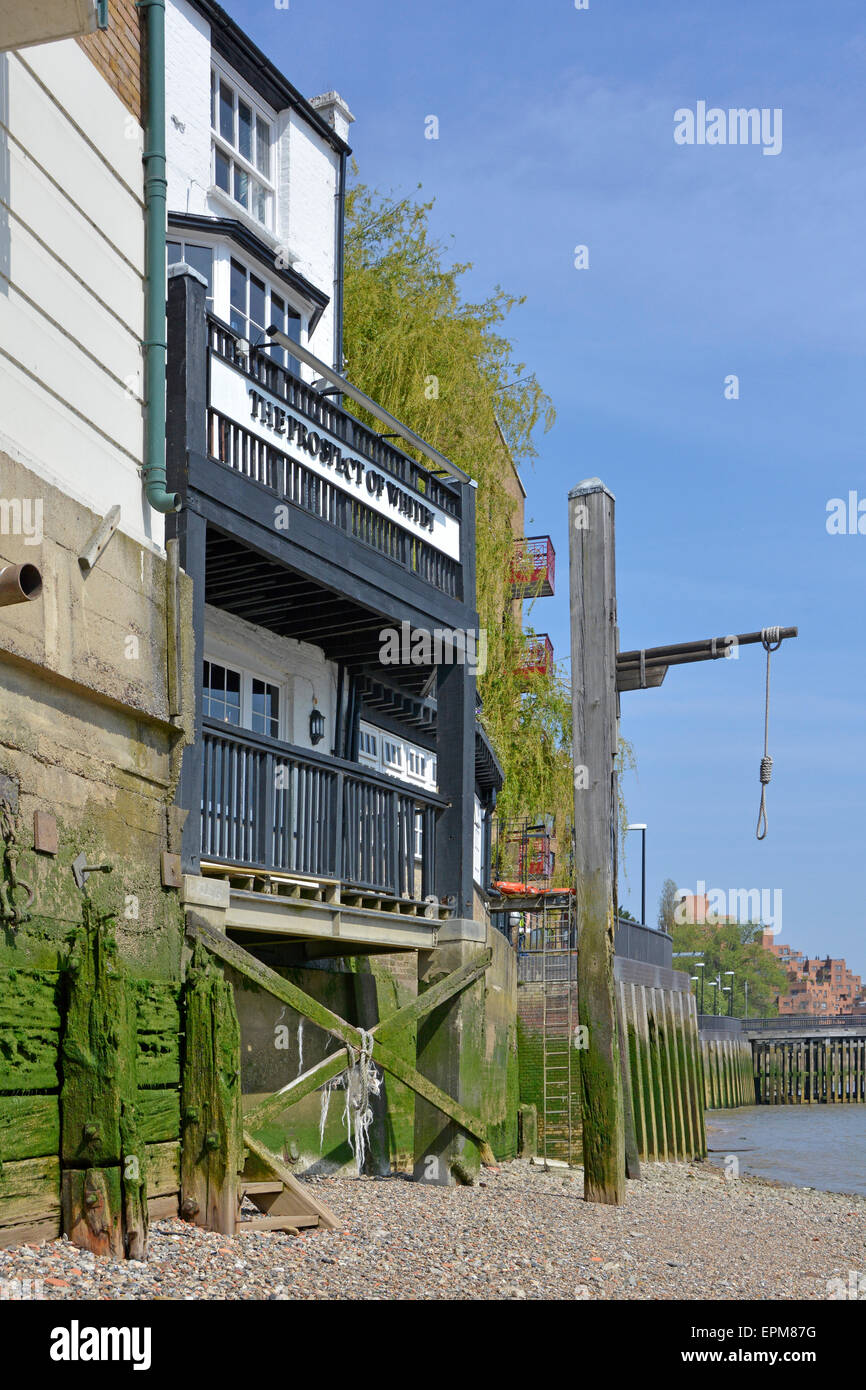 Famosa Riverside Prospect di Whitby storica casa pubblica River Tamigi preannunciano con la bassa marea con hangmans cappio Wapping East End di Londra Inghilterra Regno Unito Foto Stock
