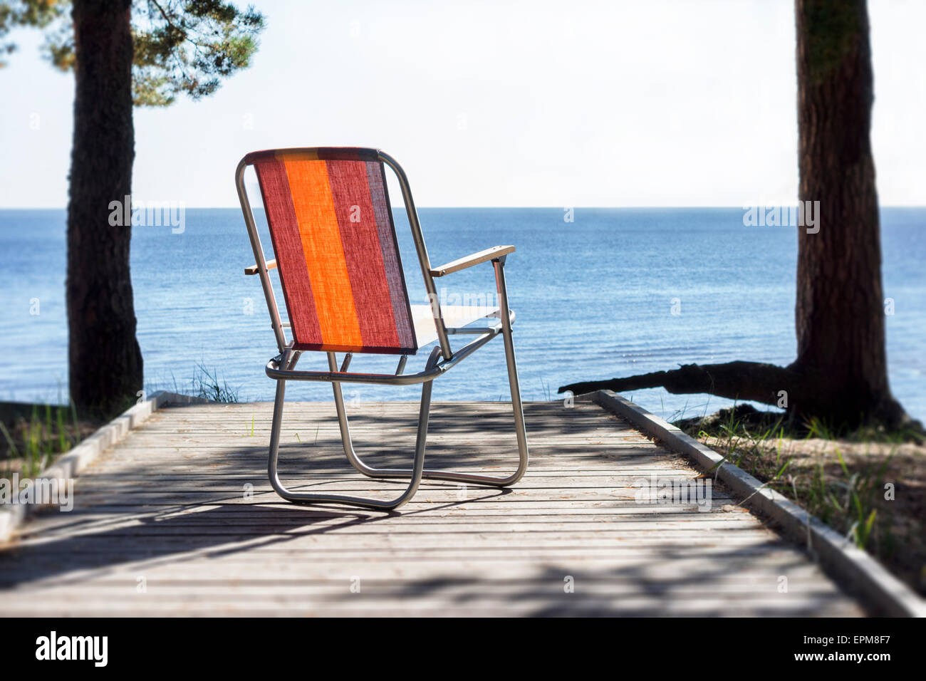 Estonia, Kauksi, sdraio sulla spiaggia sulla passerella in legno al lago Peipsi Foto Stock