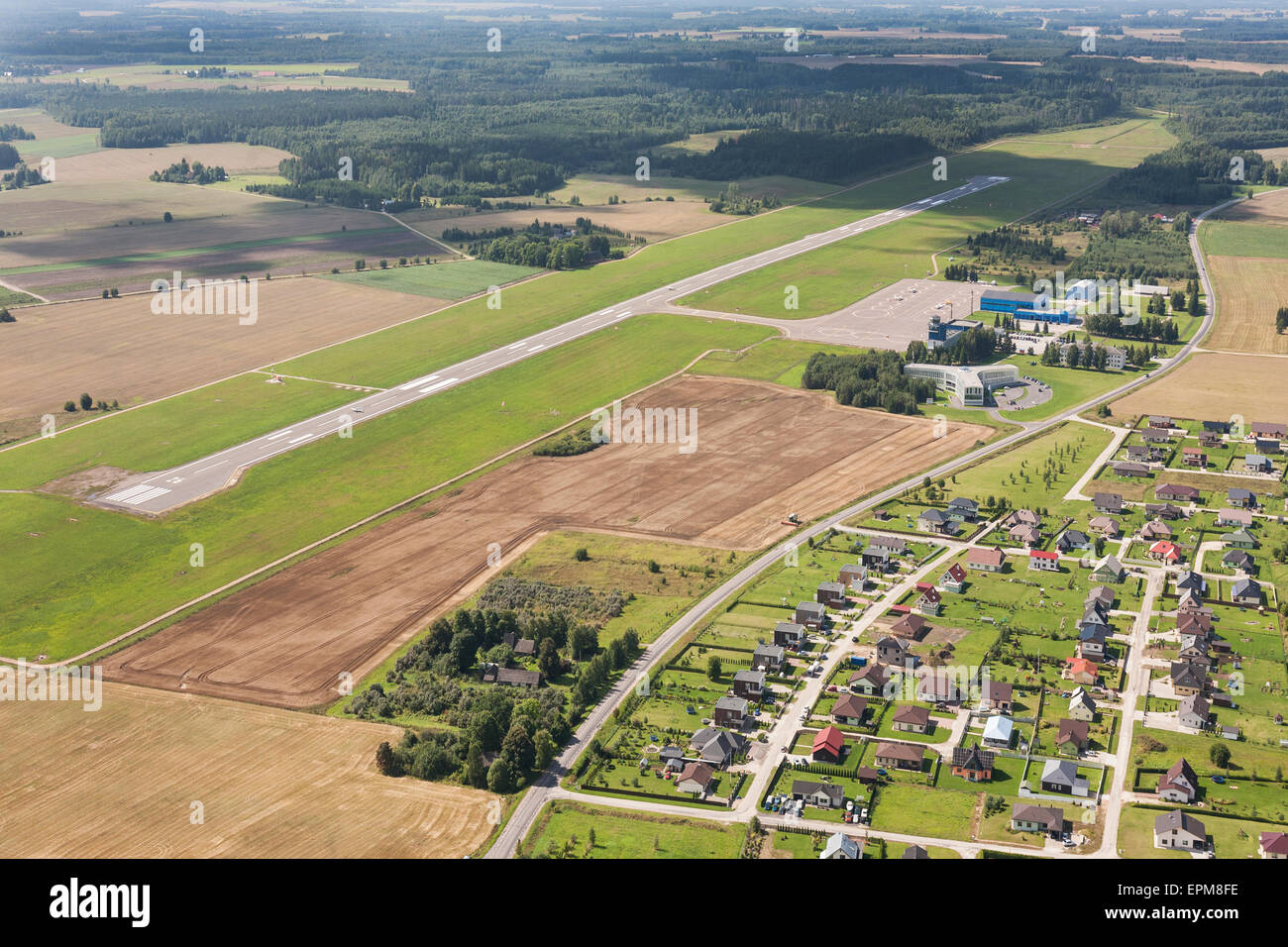 Estonia, pista di un piccolo aeroporto vicino a Tartu e zona residenziale, vista aerea Foto Stock