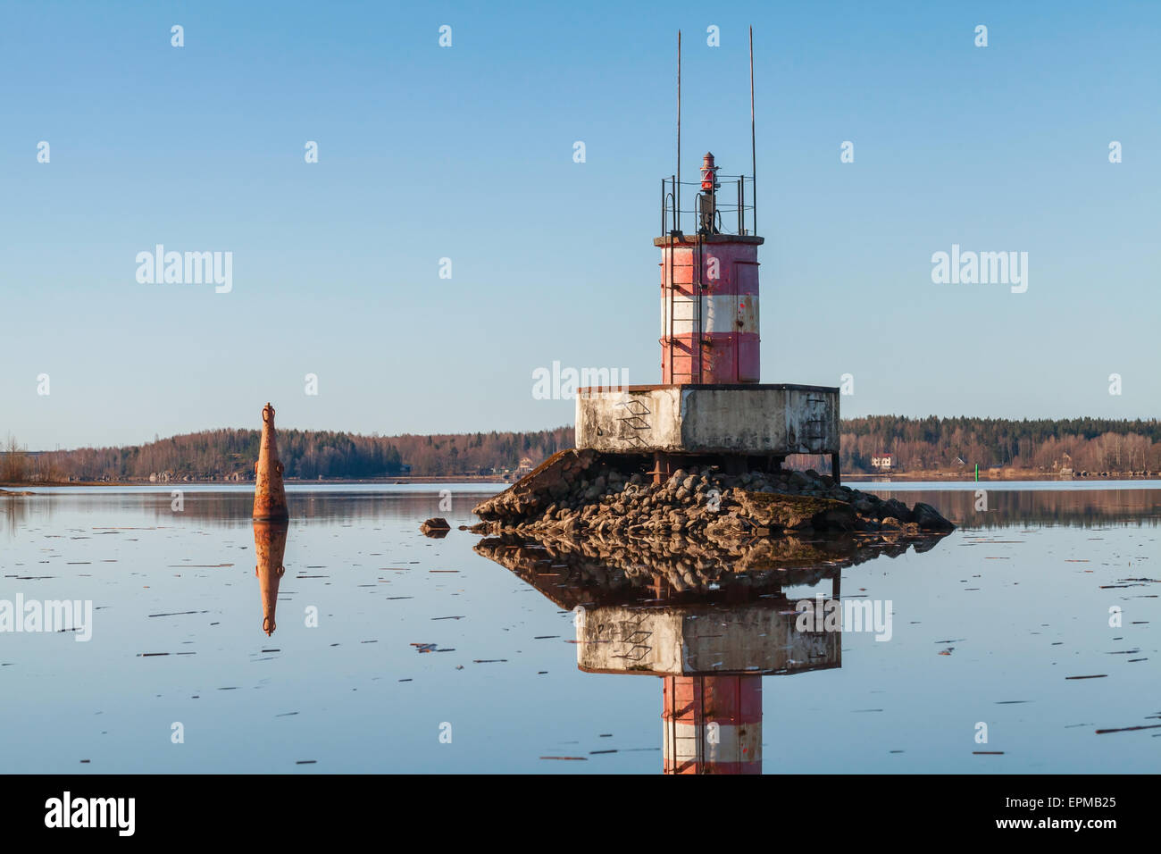 Il bianco e il rosso faro su rocce e la boa del Saimaa Canal Foto Stock