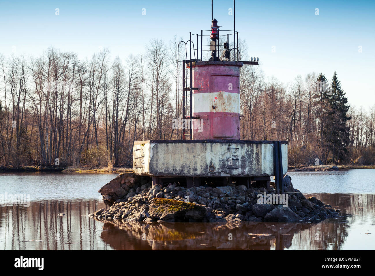 Il bianco e il rosso faro sulla roccia del Saimaa Canal, un canale di trasporto che collega il Lago Saimaa con il Golfo di Finlandia Foto Stock