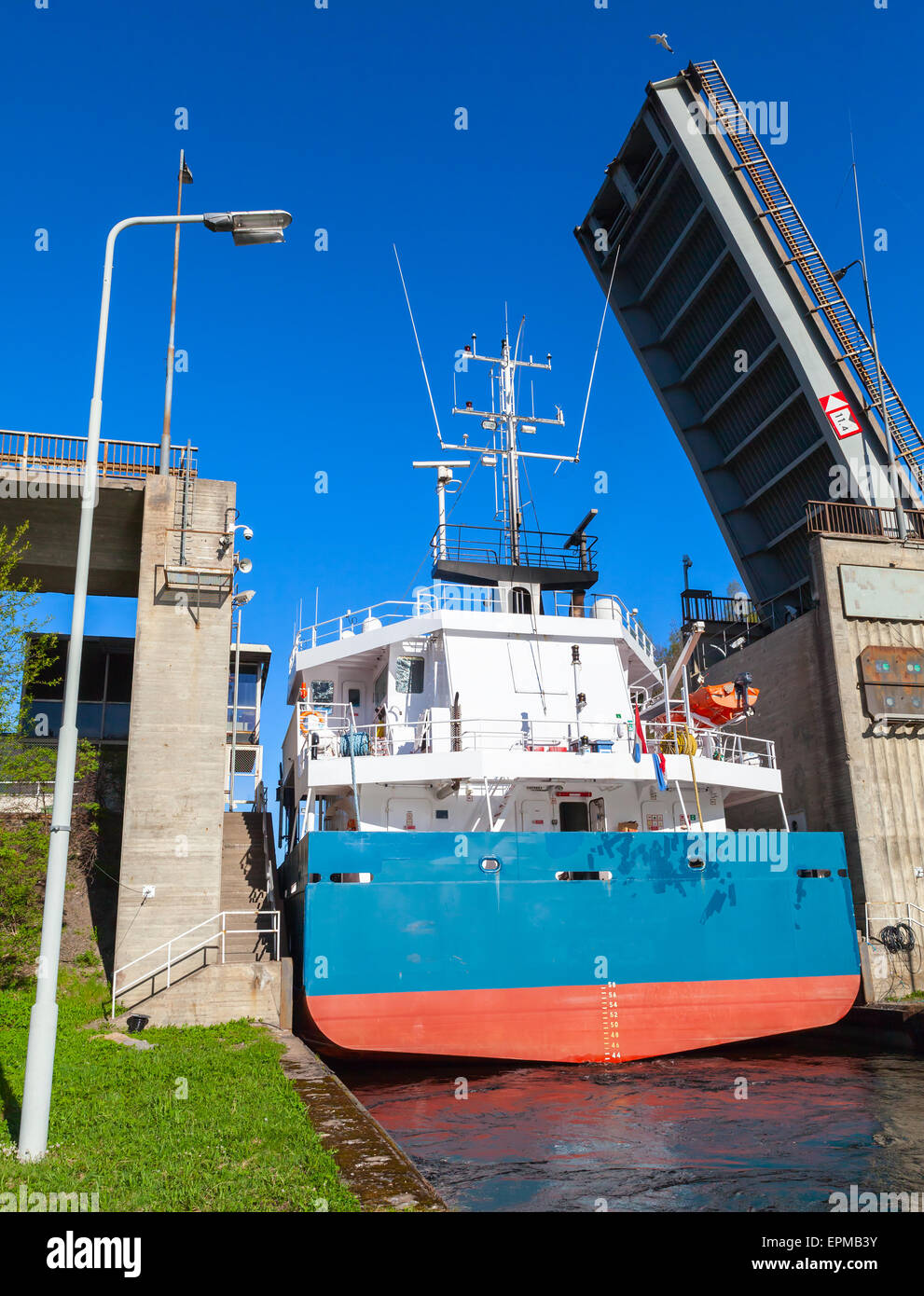 Grande nave da carico arriva alla stretta di gateway Tsvetochnoye lock sul Saimaa Canal Foto Stock