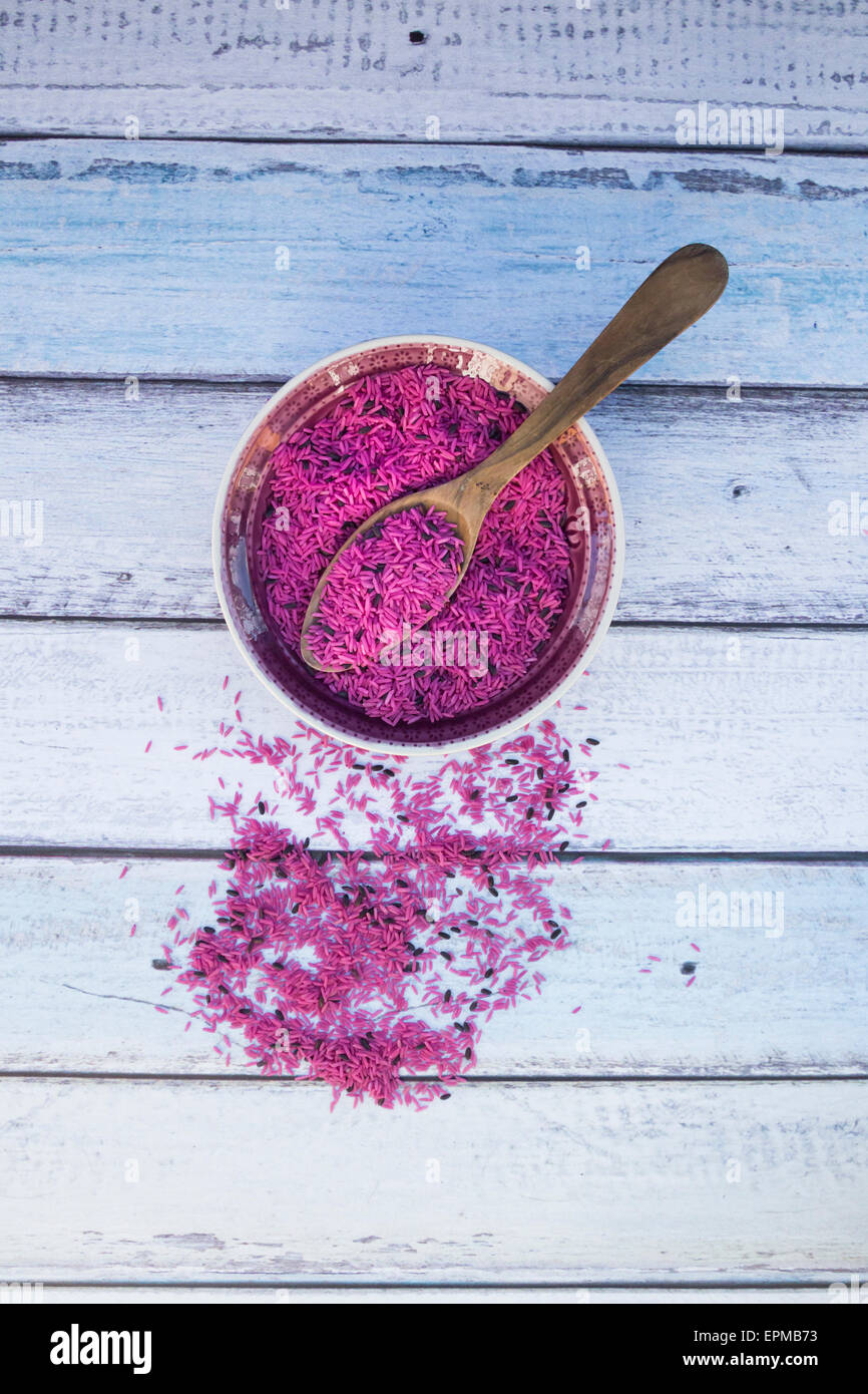 Organico rosa riso basmati nel recipiente Foto Stock