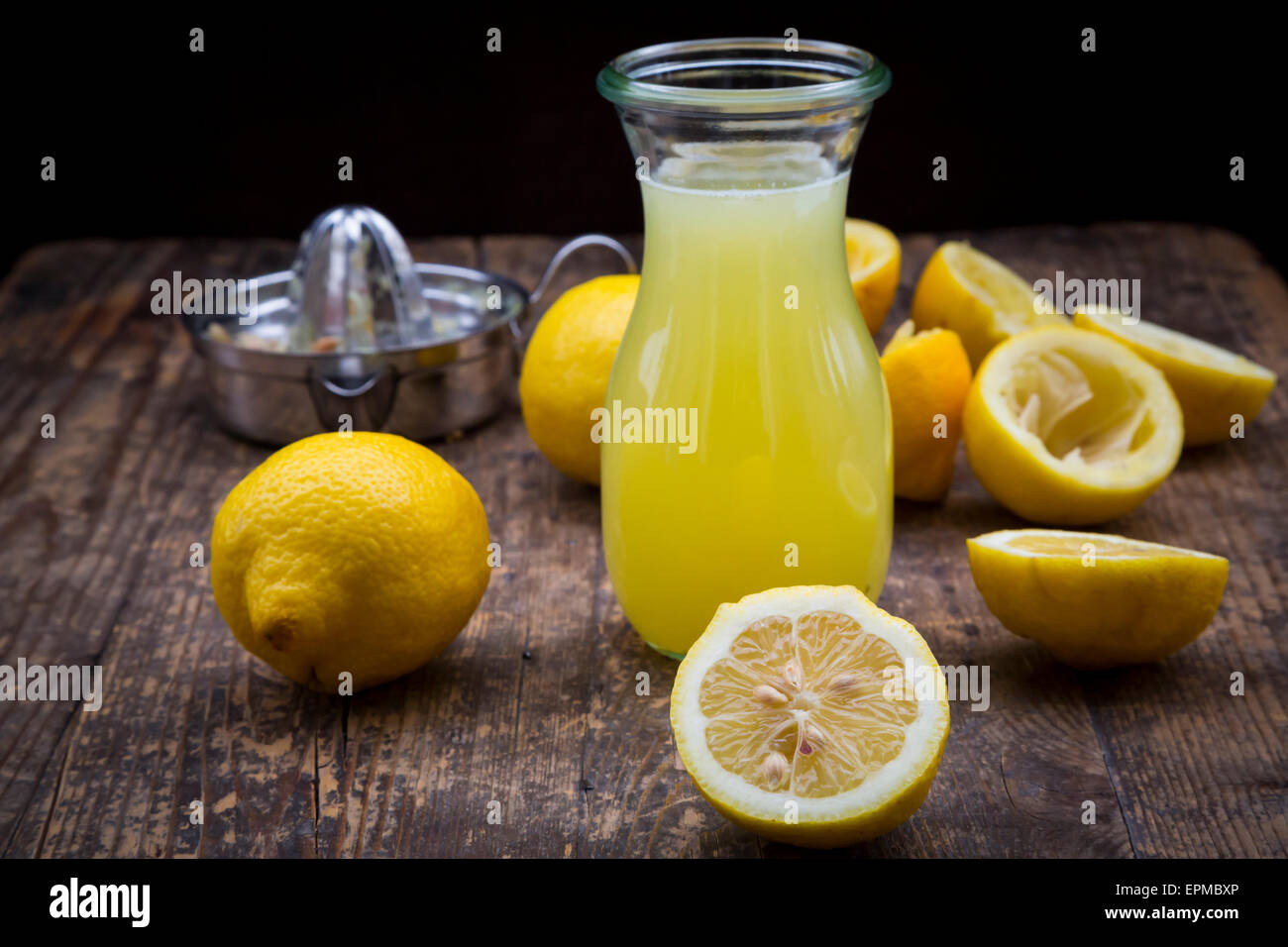 Spremuta di succo di limone, organico limoni, spremitore di limone Foto Stock