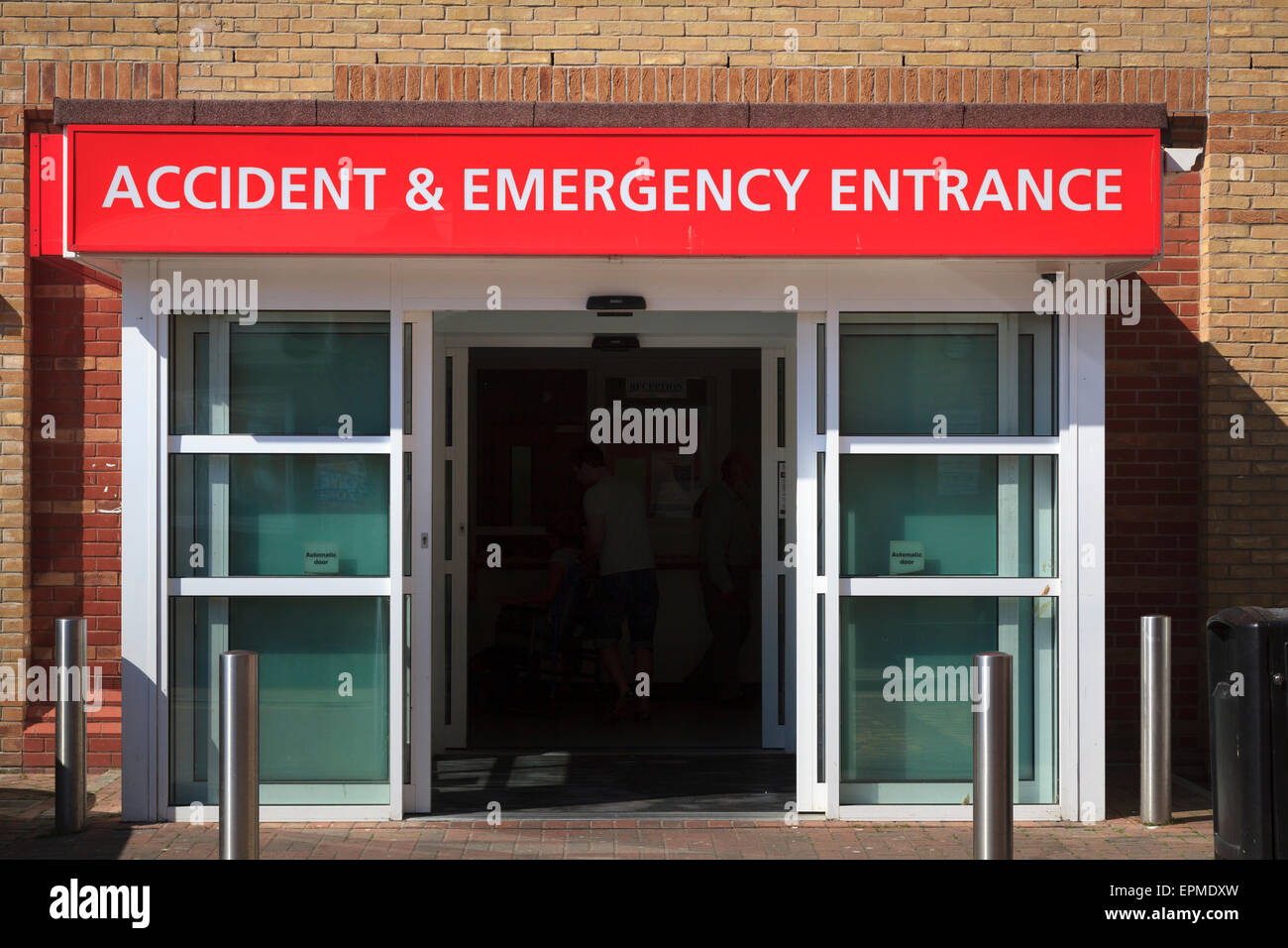 Incidente in ospedale e ingresso di emergenza e firmare Foto Stock