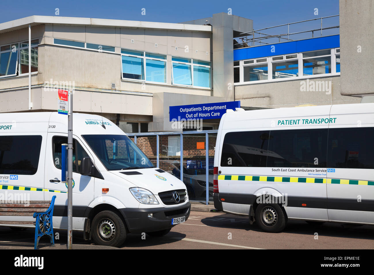 Durante il trasporto del paziente i veicoli fuori le attività ambulatoriali ingresso di St Richards Hospital Chichester Foto Stock