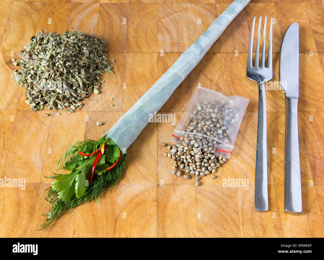 Illustrazione umoristica di canapa ispirato pasto con sementi di canapa, origano, coriandolo, aneto, rizlas. Foto Stock