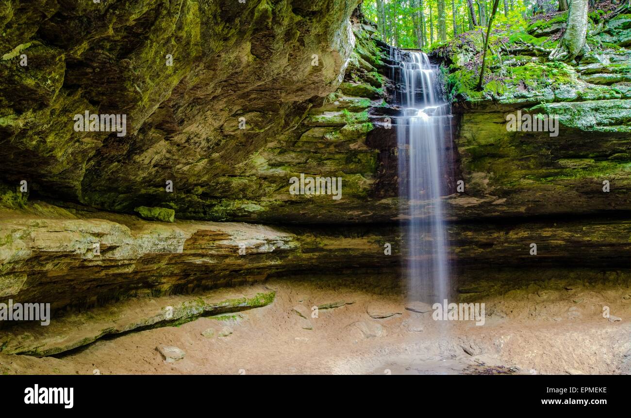 La pace del paradiso. Bella cade conceria si snoda su una rupe di arenaria. Munising, Michigan Foto Stock