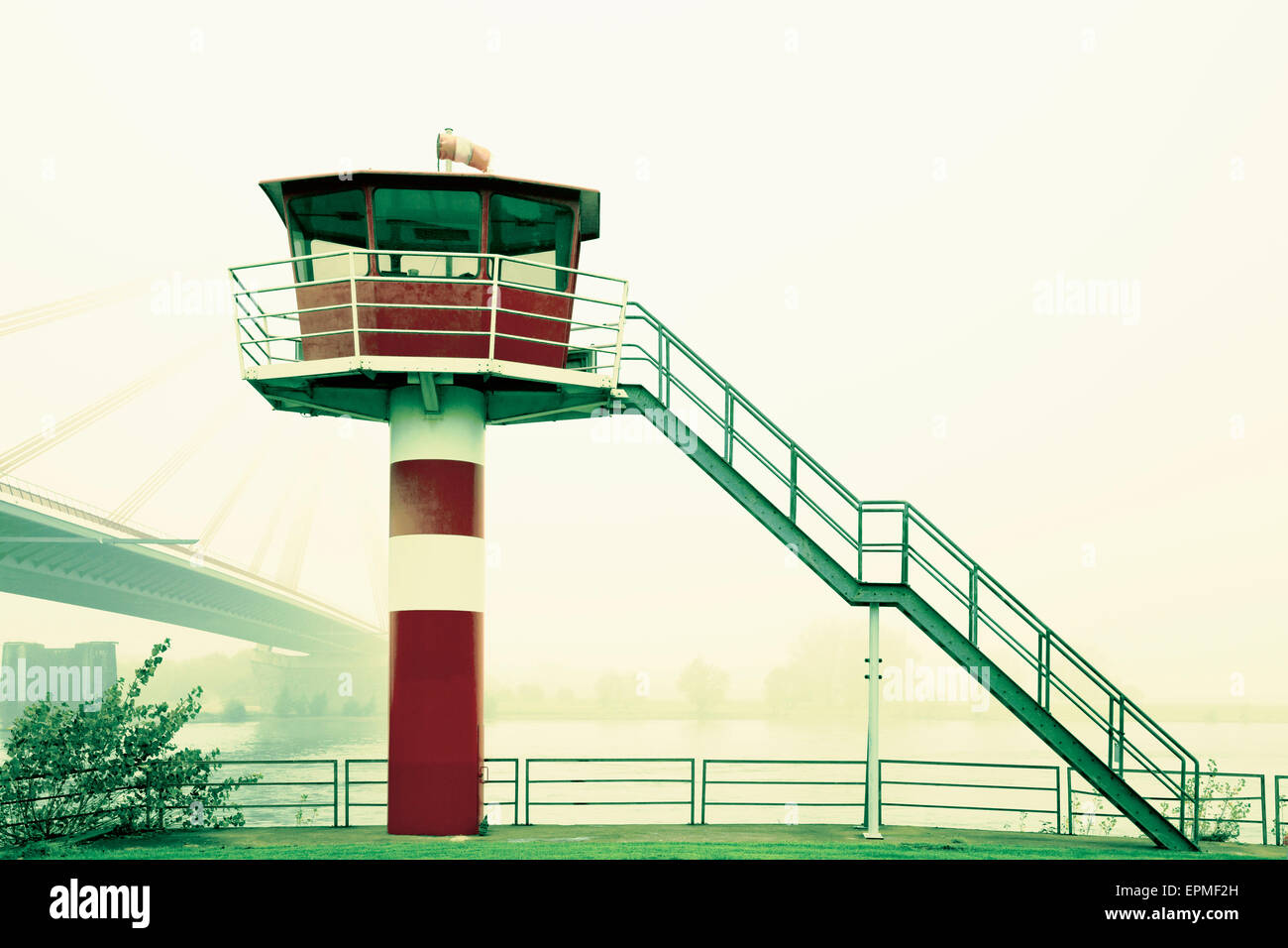 Germania, Wesel, torre pilota nella parte anteriore del ponte strallato nella nebbia Foto Stock