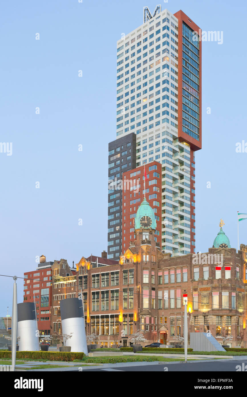 Paesi Bassi Rotterdam edificio classico di Holland-Amerika-Lijn e Montevideo moderna torre residenziale da architetto Francine Foto Stock
