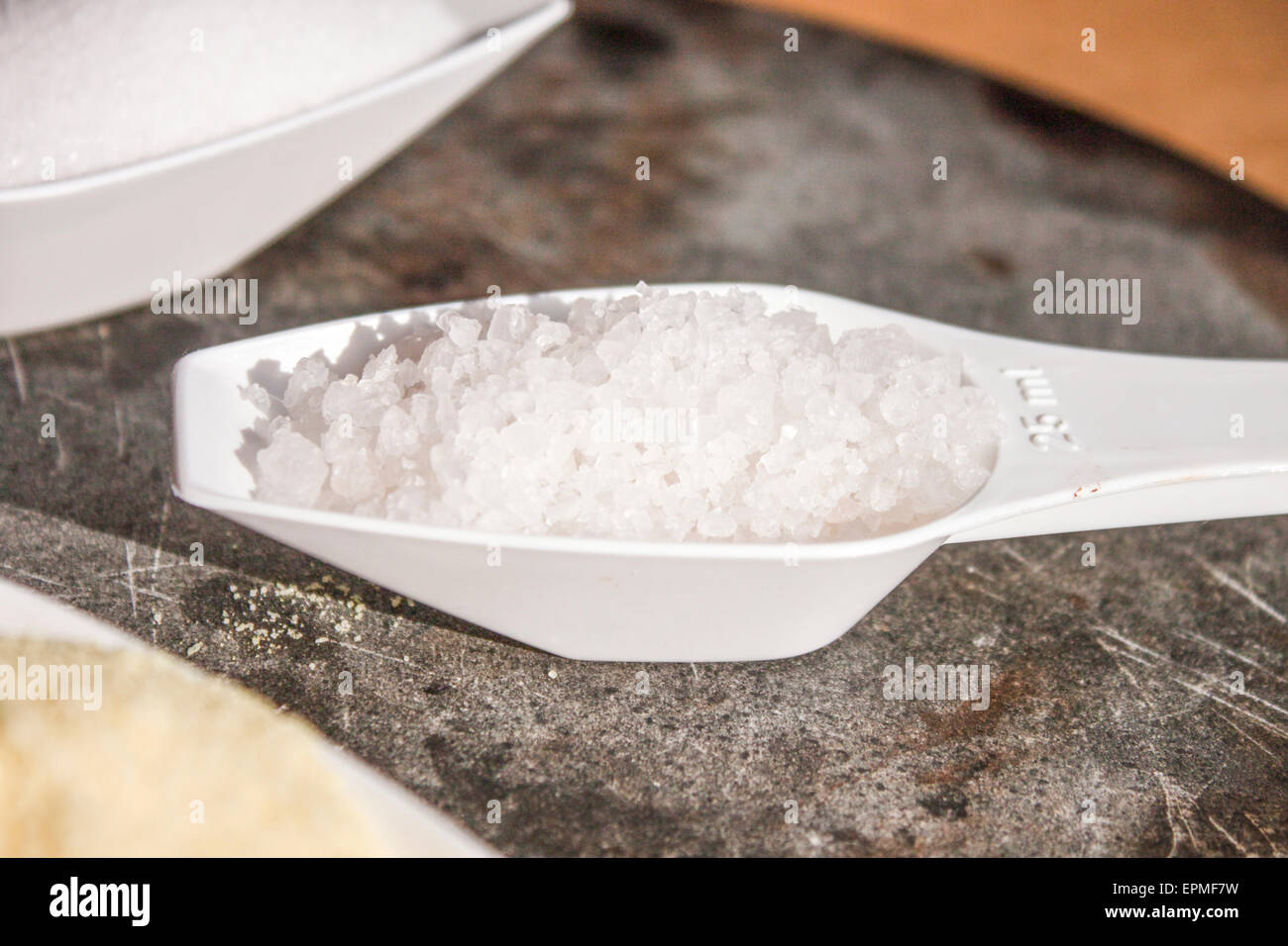 Mare Bianco sale su un cucchiaio, su una lastra di pietra Foto Stock