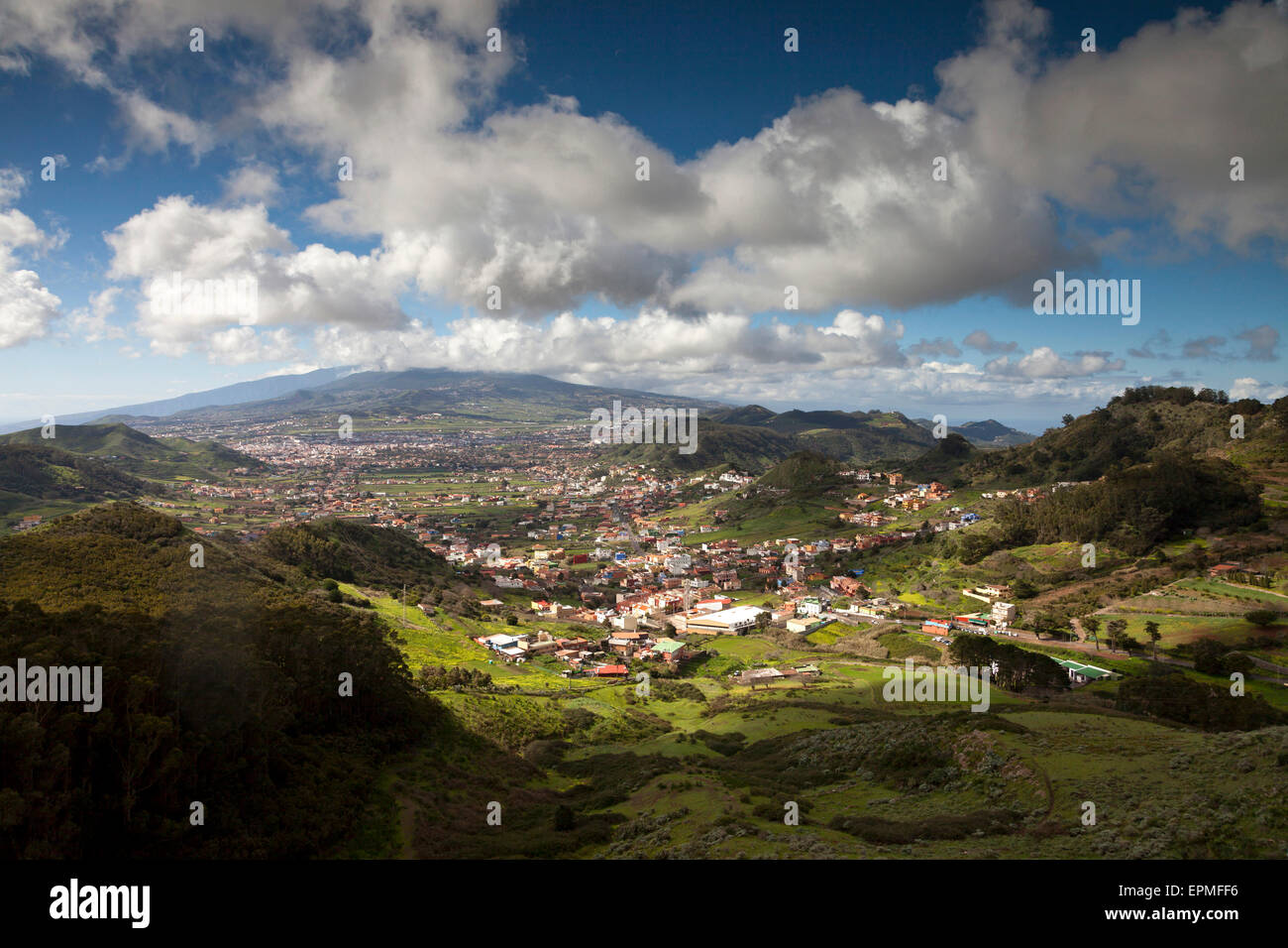 Spagna, Tenerife, Isole Canarie, montagne di Anaga, vista dal Mirador de Jardina a San Cristóbal de La Laguna Foto Stock