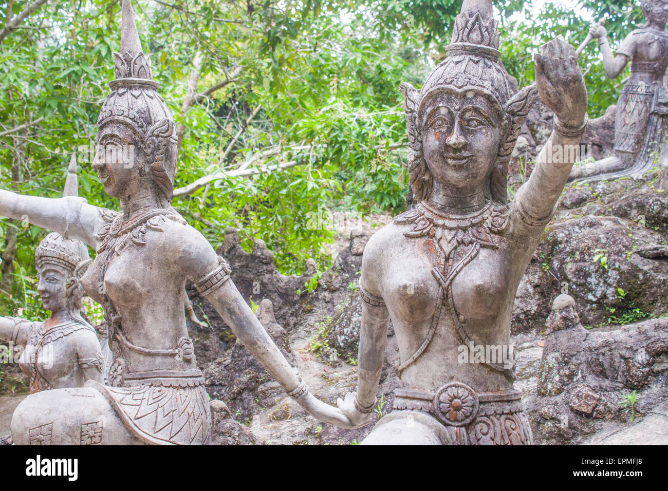 Statue di pietra al magico giardino in thailland Foto Stock