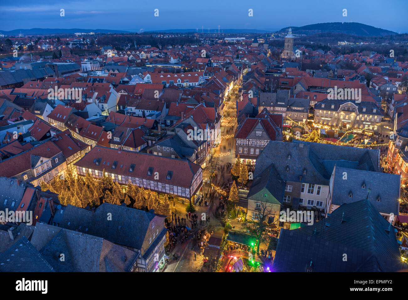 Germania, Bassa Sassonia, Goslar, mercatino di Natale di sera Foto Stock