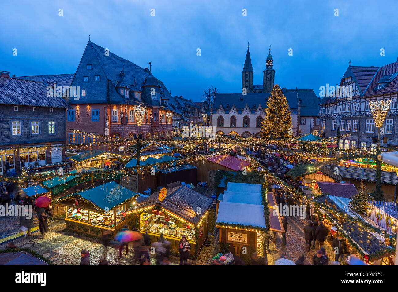 Germania, Bassa Sassonia, Goslar, mercatino di Natale di sera Foto Stock