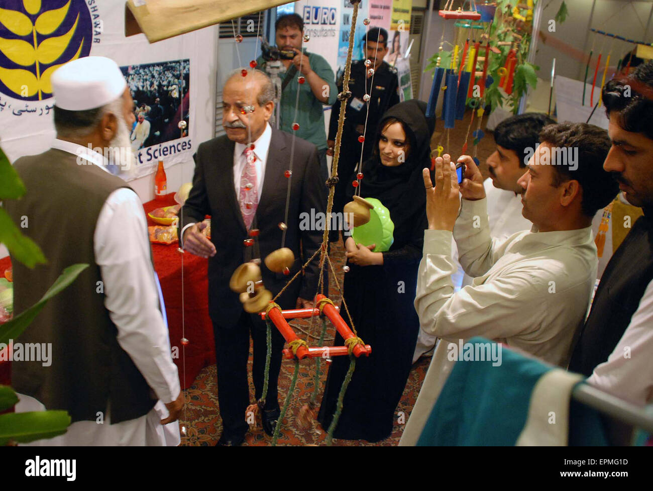 Governatore Khyber Pakhtoonkhawa Mahtab Khan Abbasi visitando va in stallo durante l'istruzione Expo-2015 tenutasi a livello locale hotel di Peshawar Martedì, 19 maggio 2015. Foto Stock