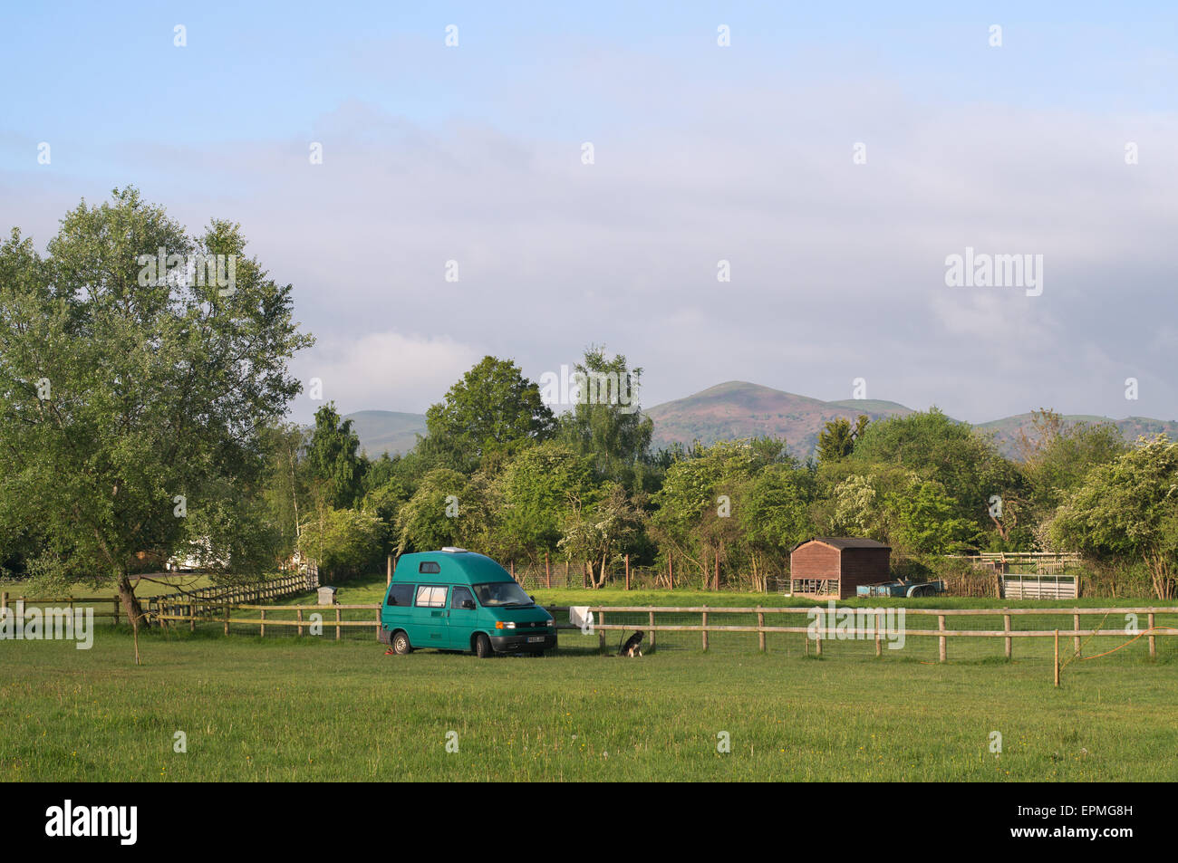 Newland Prato posizione certificate o piccolo campeggio con il Malvern Hills in background, Worcestershire Inghilterra REGNO UNITO Foto Stock