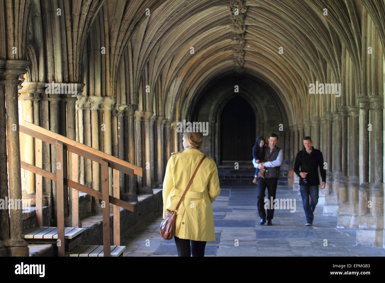 Uomo con baby, persone che visitano Norwich Cathedral, camminare su arch modo, Norwich, Norfolk, Regno Unito Foto Stock