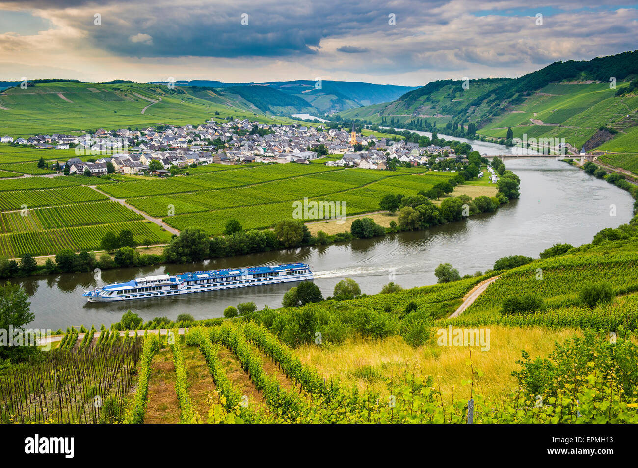 In Germania, in Renania Palatinato, valle della Mosella, escursione nave passando ansa del fiume a Trittenheim Foto Stock