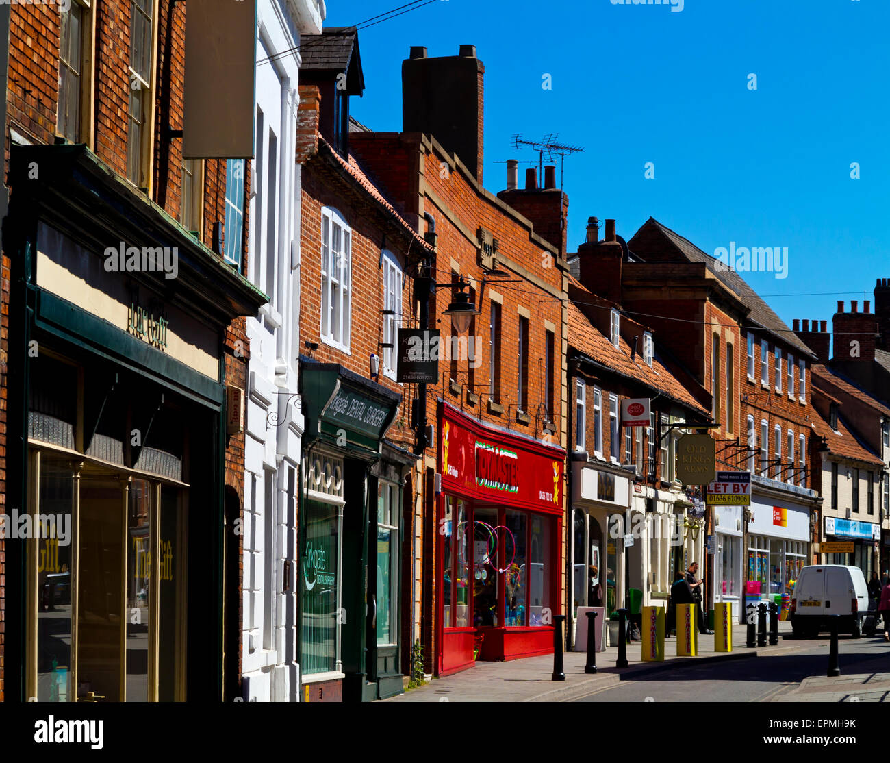 Vista guardando verso il basso Kirkgate una strada dello shopping di Newark on Trent centro città Nottinghamshire England Regno Unito Foto Stock