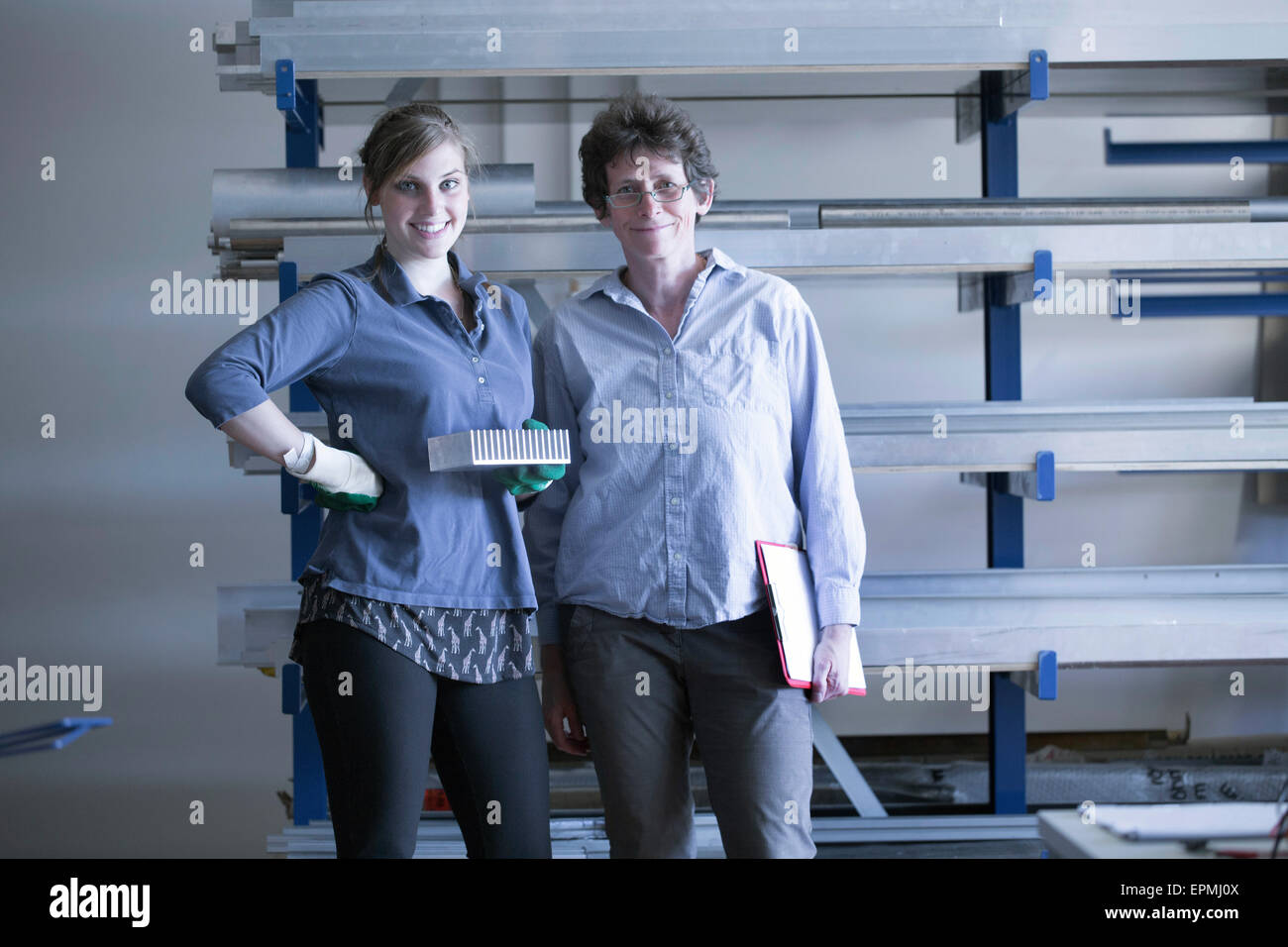 Ritratto di due donne sorridente in officina Foto Stock