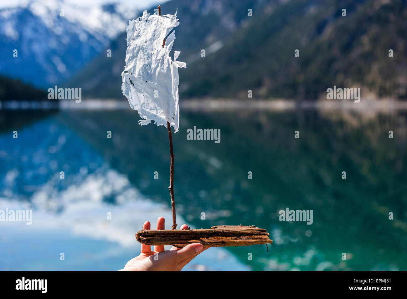 Austria, Tirolo, il lago Plansee, donna modello di contenimento in barca a vela Foto Stock