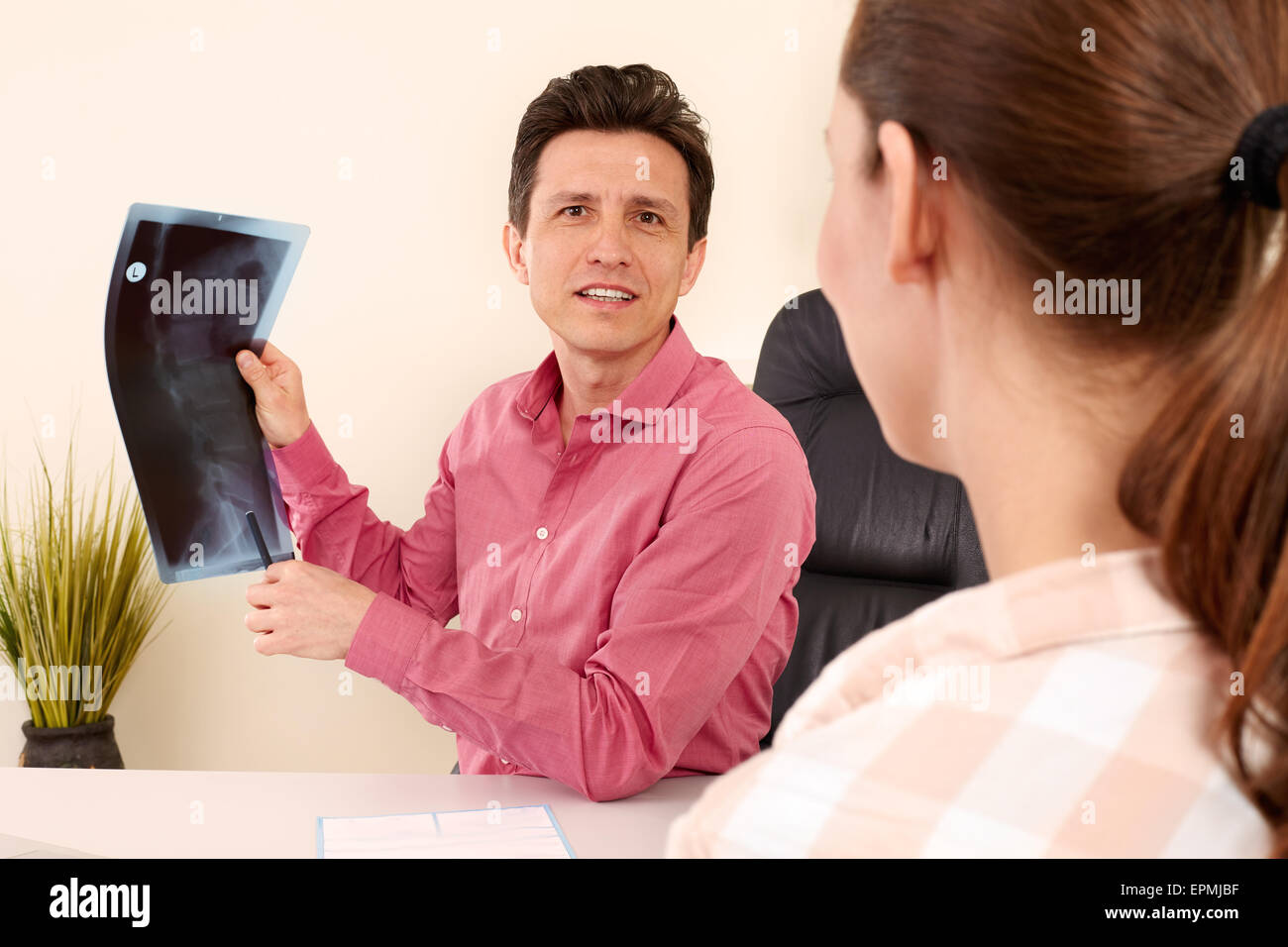 Chirurgo ortopedico con un paziente in trattamento. Foto Stock